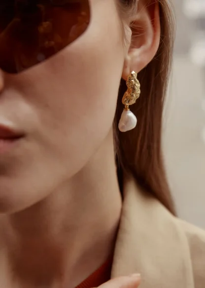 Sculpted Pearl Drop Earrings | & Other Stories Shop